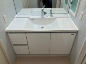 船橋市◆洗面化粧台の鏡はそのまま使用するリフォームをしました。