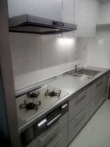 松戸市◆お手入れ簡単なレンジフードのシステムキッチンへリフォームしました。