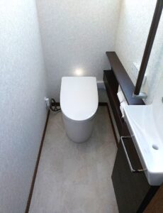 市川市◆今後を見据えて手洗い器と手すりを設置するトイレリフォームを行いました。