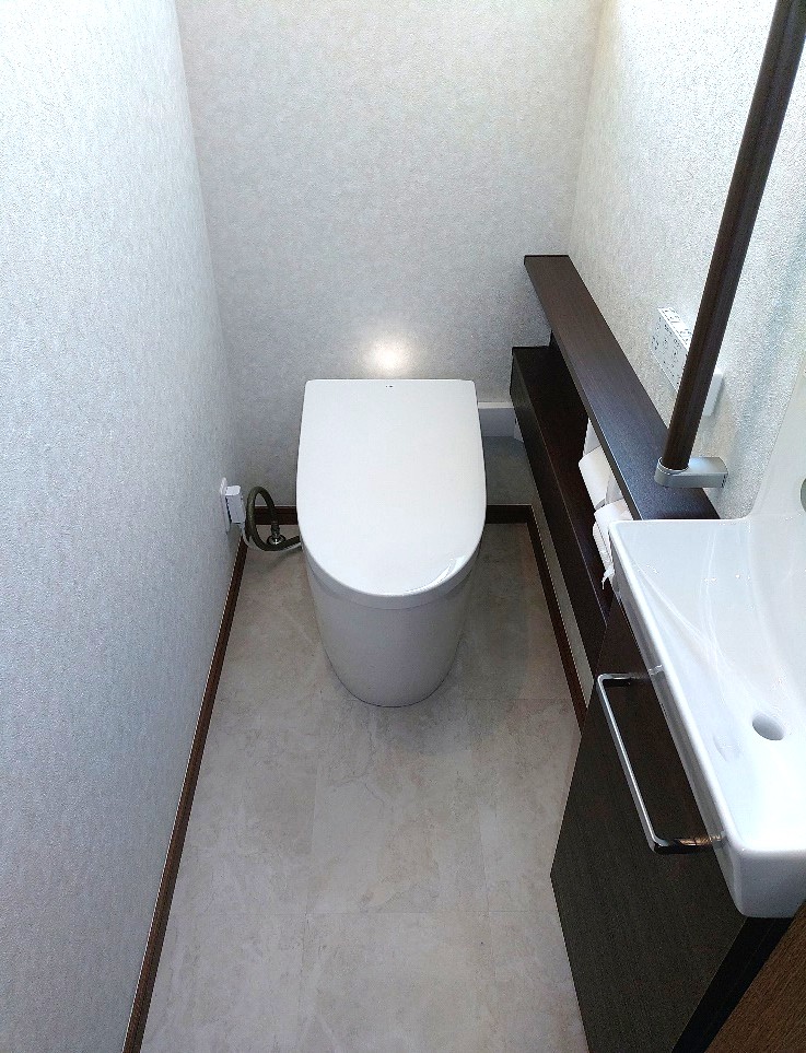 市川市◆今後を見据えて手洗い器と手すりを設置するトイレリフォームを行いました。